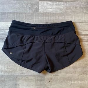 Black 2.5 lulu shorts